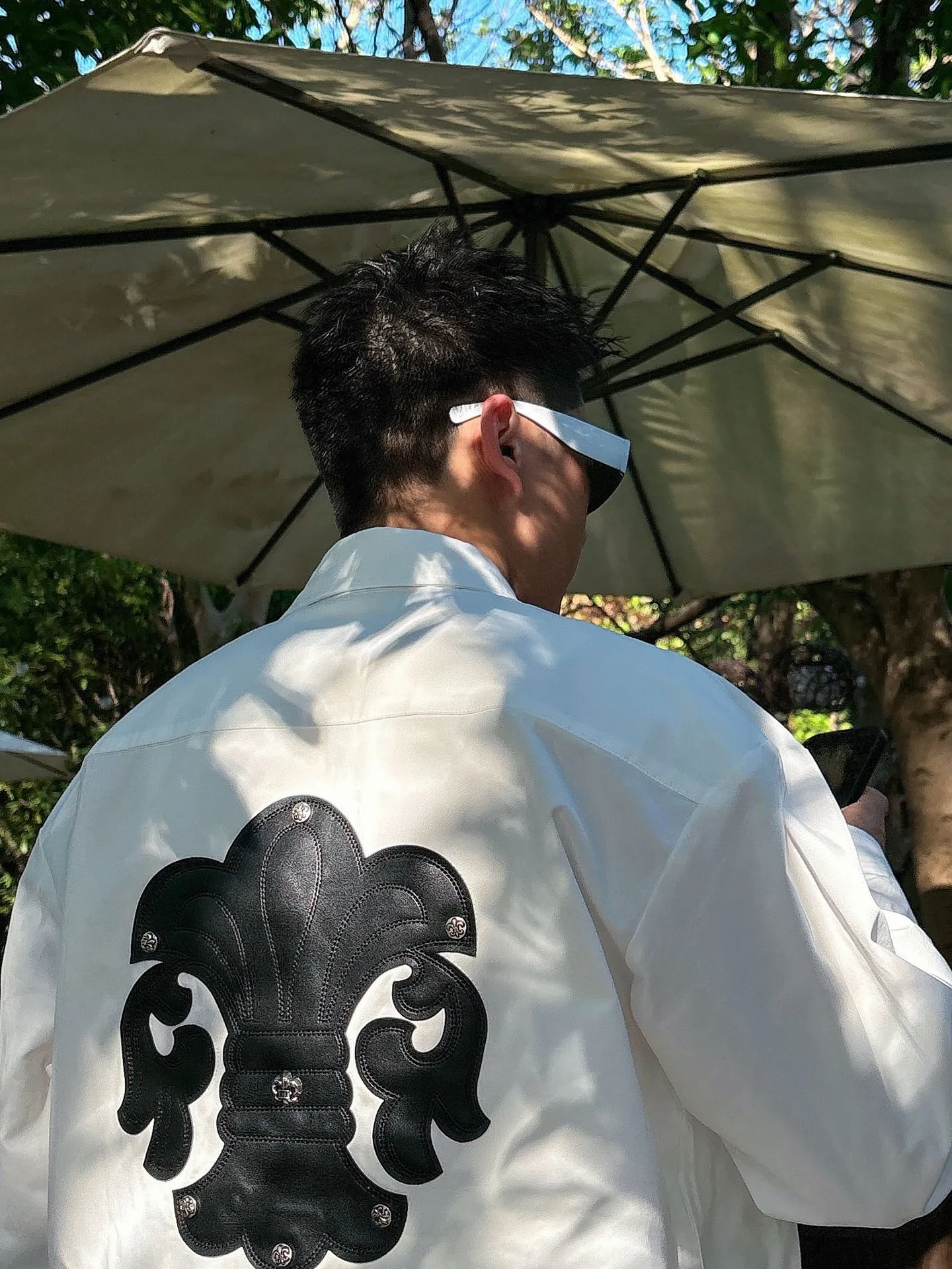 Pants P 520💰 Top P 500💰Chrome Hearts Leather Cross Leather Embroidery Shirt Jacket! OS version can be worn by both men and women! The fabric is made of twill gauze cotton fabric! The texture is clear and smooth, not easy to wrinkle or fade! The embroidery process is complex and repetitive, and the requirements for the embroidery machine are very strict. The distance is always 45 centimeters! It won’t work if the spacing is too big, and it won’t work if it’s too small! The hardware is all carved and cast. This piece of clothing consumes a lot of material. More than 3 meters of material is used for one piece of clothing! After the garment is made, it needs to be fixed at high temperature, washed at a water temperature of more than 70 degrees, and softened by adding softener to make the upper body softer and smoother!   Color: black white Size: m-3xl Style number: 5878